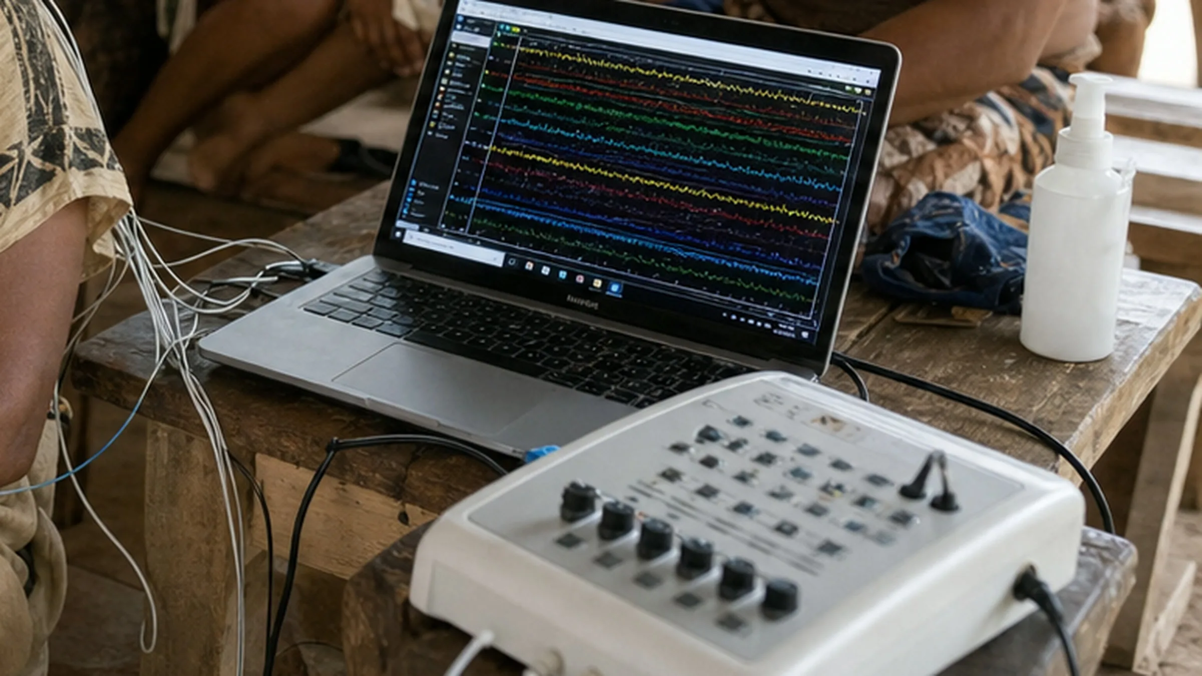 Mobile EEG-Ausrüstung während einer dokumentierten Feldarbeit